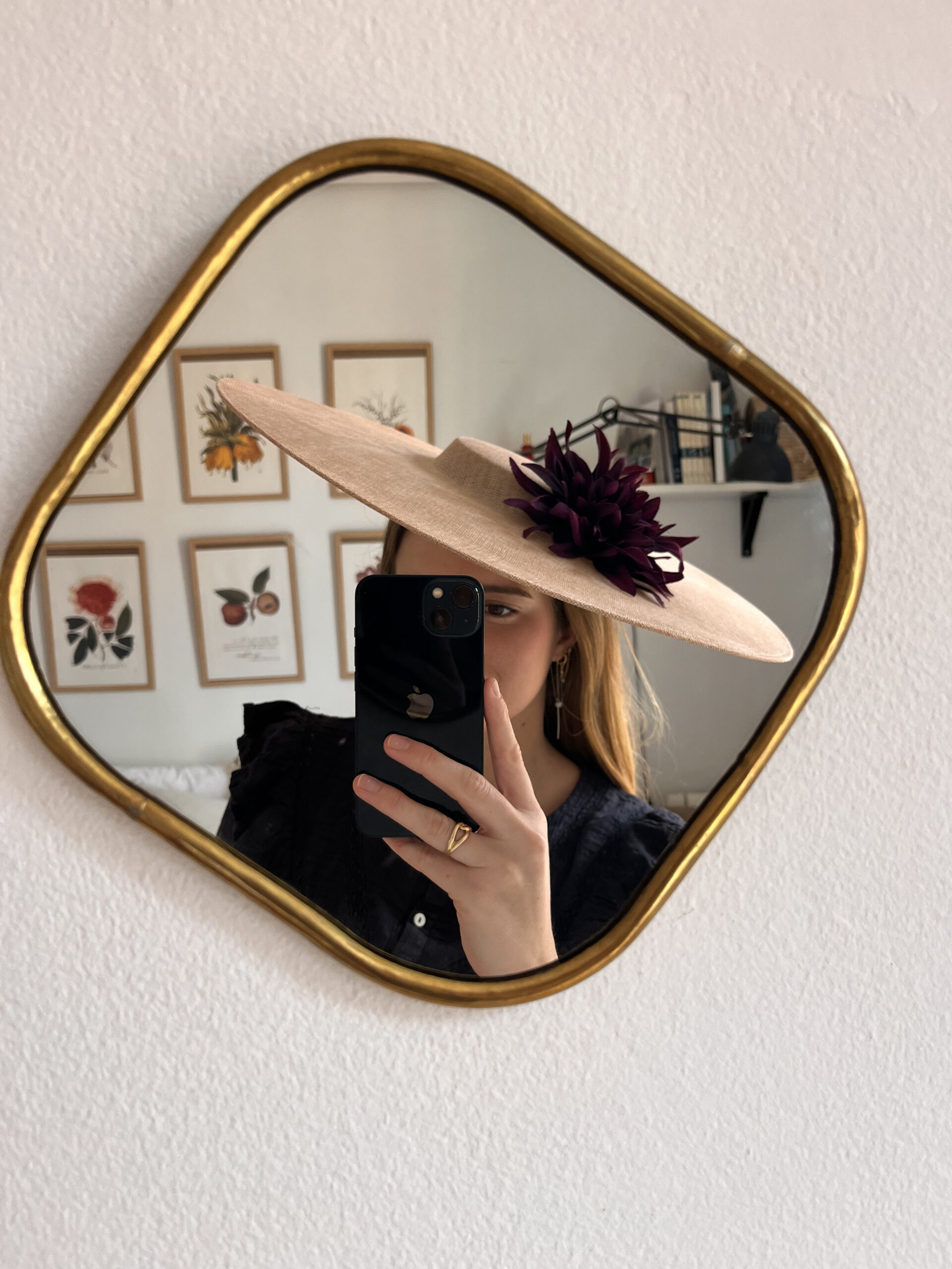 Cómo llevar pamelas para bodas sin fallar: Guía para la invitada perfecta